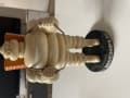 Stima del valore di una scultura Bibendum Michelin del 1960/1970 con supporto in metallo e portapenne.