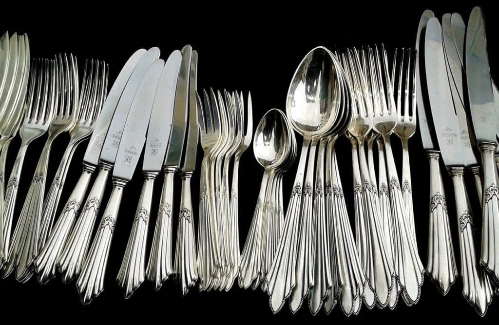 Metallo argentato o argento? Riconoscere il metallo per una corretta stima.