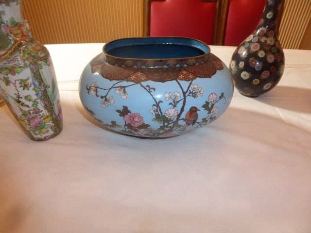 Stima di una Potiche Asiatica Ovale in Smalti Cloisonnés con Decorazione Floreale nei Toni Blu Chiaro