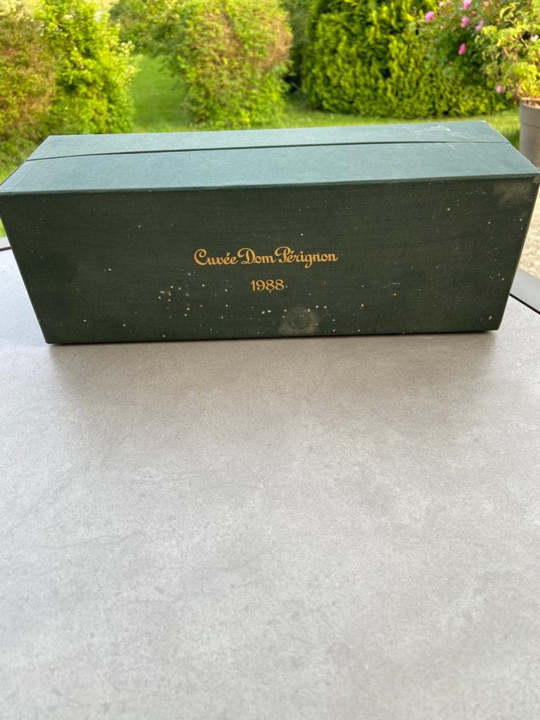Stima del Valore di una Bottiglia di Champagne Dom Perignon Cuvee 1988 nel suo Cofanetto Originale
