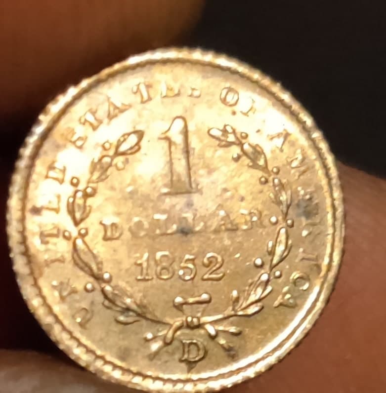 Stima del valore di una moneta americana da un dollaro del 1852 in eccellenti condizioni