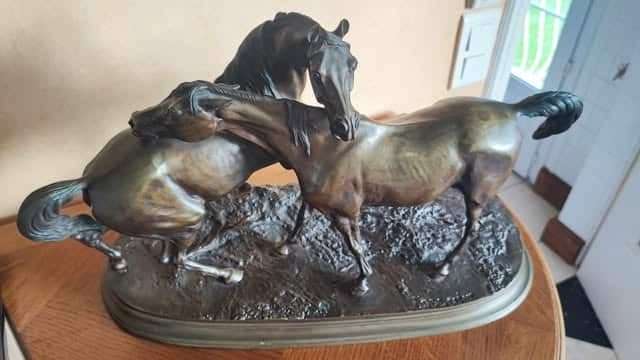 Stima del valore della scultura ‘Accolade n°2’ realizzata da Pierre-Jules Mene, un’opera in bronzo che misura 53 cm di lunghezza.