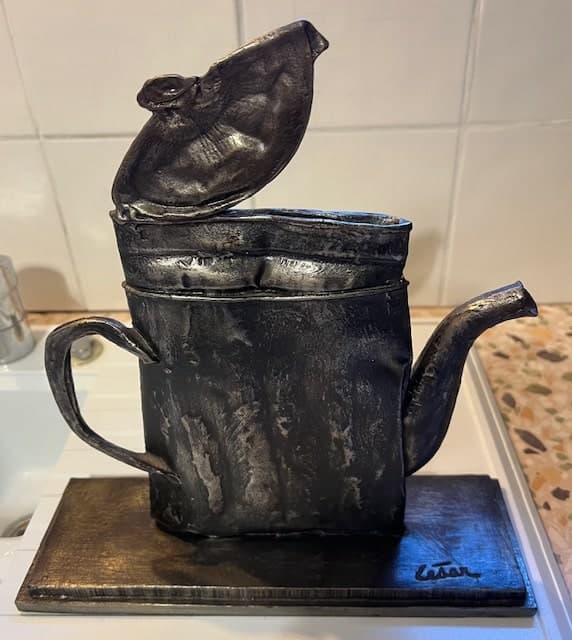 Stima del valore di una scultura numerata 45/80 intitolata “Compressione di Caffettiera” firmata dall’artista César, presentata in eccellenti condizioni generali su base.
