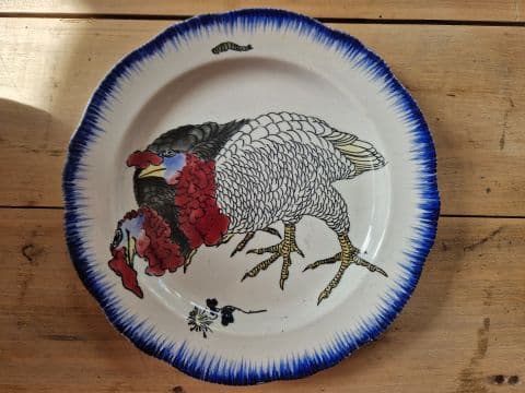 Valutazione del valore di un servizio di piatti Montereau composto da diverse piatti e vassoi con decorazione di tacchino