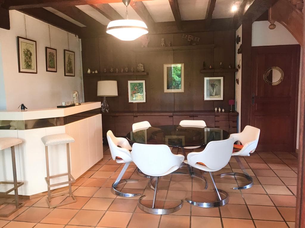 Stima di valore per un Tavolo in vetro e cinque sedie in pelle del marchio Roche Bobois