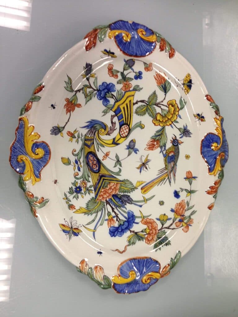 Stima di un piatto in maiolica di Rouen moderno