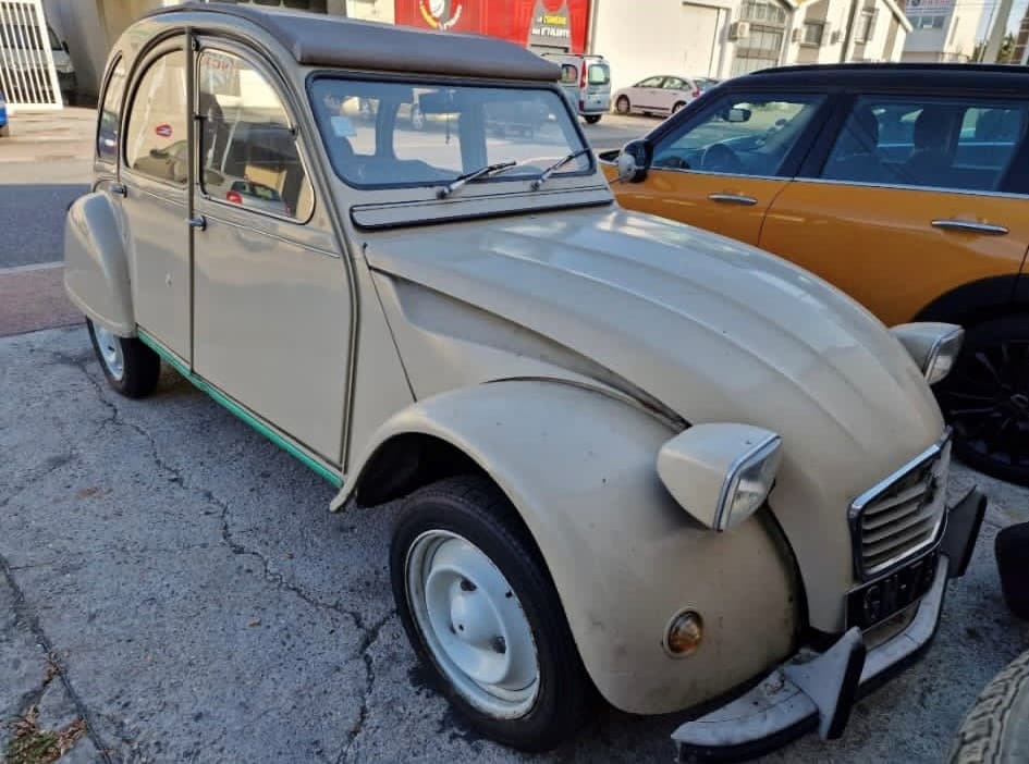 Stima del valore di una 2CV da collezione in stato medio che non è stata avviata da anni