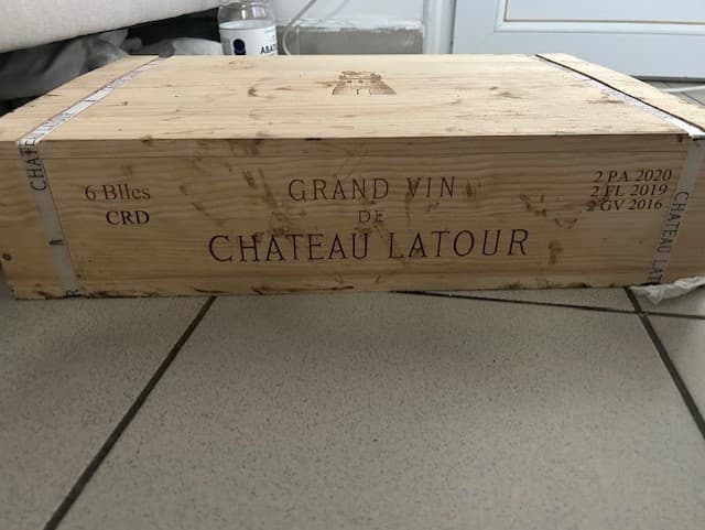 Stima di una Cassa in Legno Contenente Sei Bottiglie di Vino Rari del Château Latour