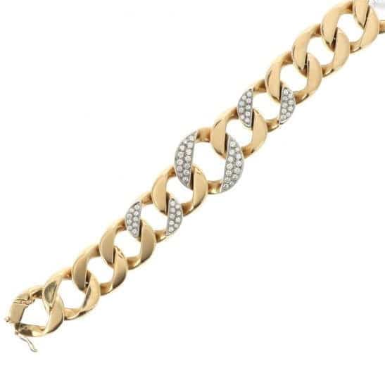 Pour estimer un bijou Tiffany & Co, il est essentiel de prendre en compte plusieurs facteurs clés. 

Tout d’abord, il est important d’examiner la qualité des matériaux utilisés. Les bijoux Tiffany & Co sont souvent fabriqués en or, en argent ou en platine, et peuvent être ornés de diamants ou d’autres pierres précieuses. La pureté de l’or ou du platine, ainsi que la qualité des pierres, influencent directement la stima.

Ensuite, il faut considérer l’état général du bijou. Un bijou en excellent état, sans rayures ni dommages, aura une valeur plus élevée qu’un bijou usé ou endommagé. 

La provenance et l’authenticité sont également des éléments cruciaux. Les bijoux Tiffany & Co sont souvent accompagnés de certificats d’authenticité, ce qui peut augmenter leur valeur. Il est conseillé de faire appel à un perito pour une perizia approfondie.

Enfin, il est utile de se référer aux ventes aux enchères précédentes pour avoir une idée des prix du marché. Les cotes des bijoux similaires peuvent donner une indication précieuse sur la valeur actuelle du bijou.

En résumé, pour estimer un bijou Tiffany & Co, il faut évaluer la qualité des matériaux, l’état général, l’authenticité et se référer aux ventes aux enchères passées.