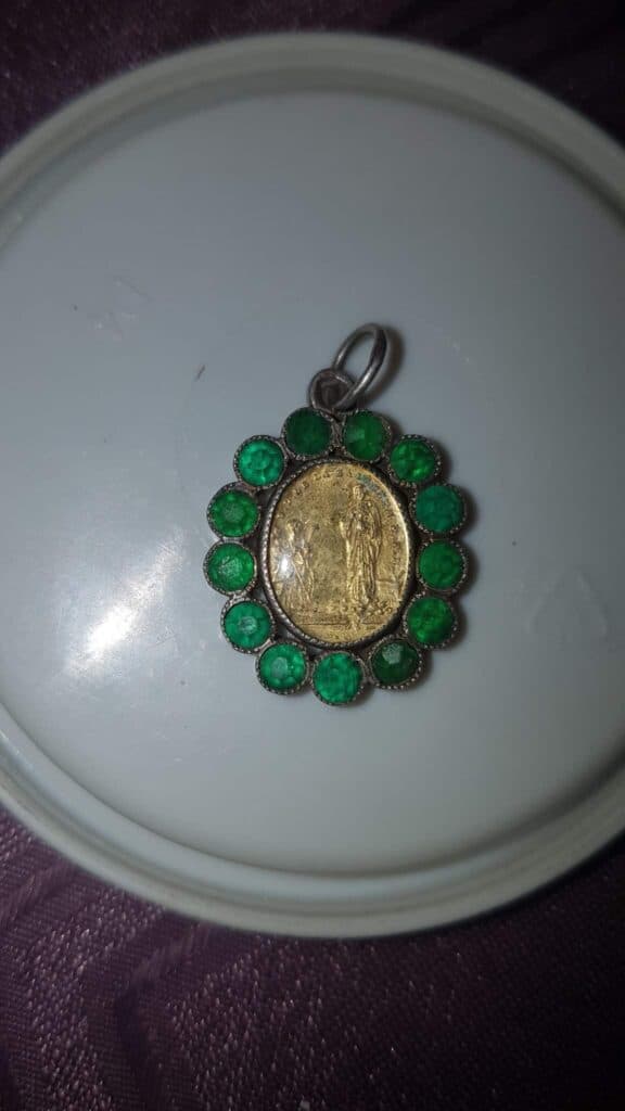 Stima dell’Anello Pendente in Oro Argento con un’Apparizione di La Salette del 1846 e 13 Piccole Smeraldi.