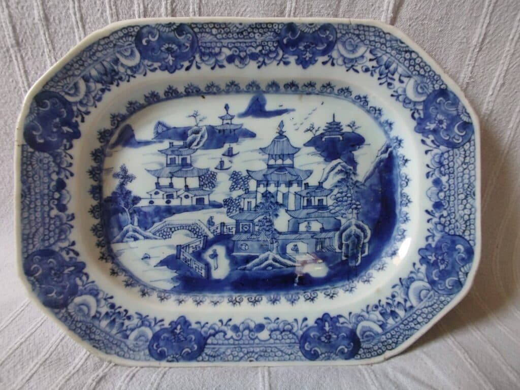 Stima di un piatto rettangolare d’arte asiatica con decorazione di pagoda blu in ottime condizioni