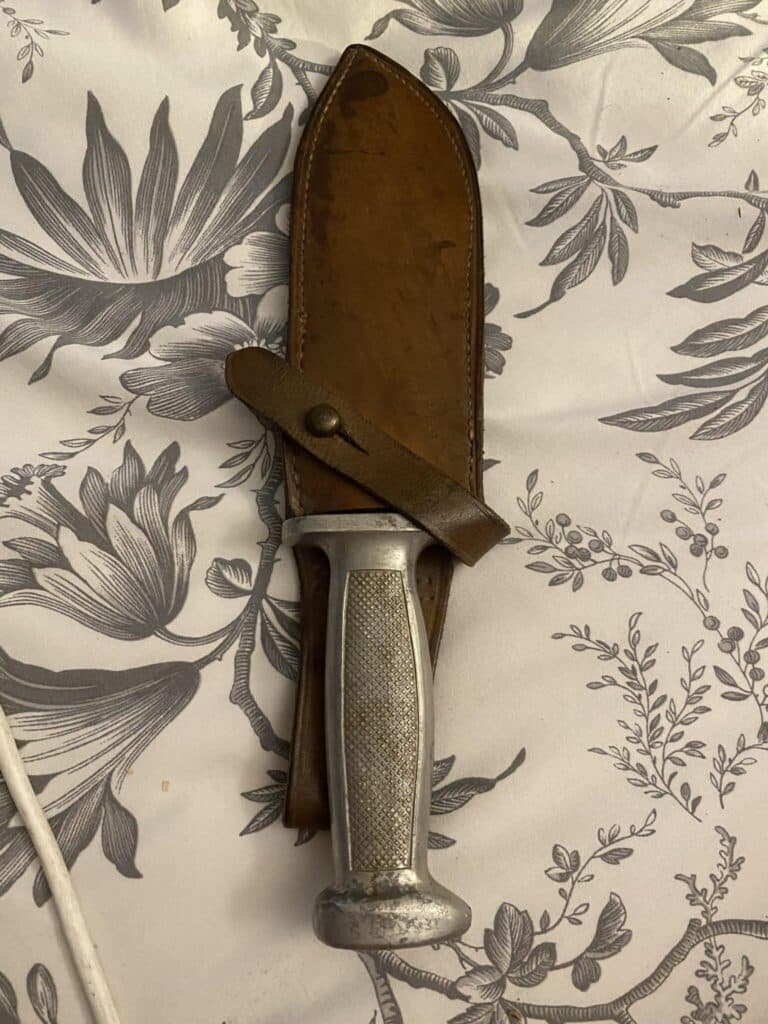 Stima professionale del valore di un coltello antico raro e autentico