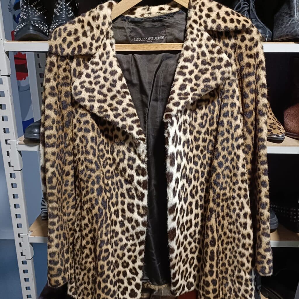 Valutazione di un cappotto in pelliccia di leopardo del marchio Jacques Saint Laurent, vintage e in buone condizioni