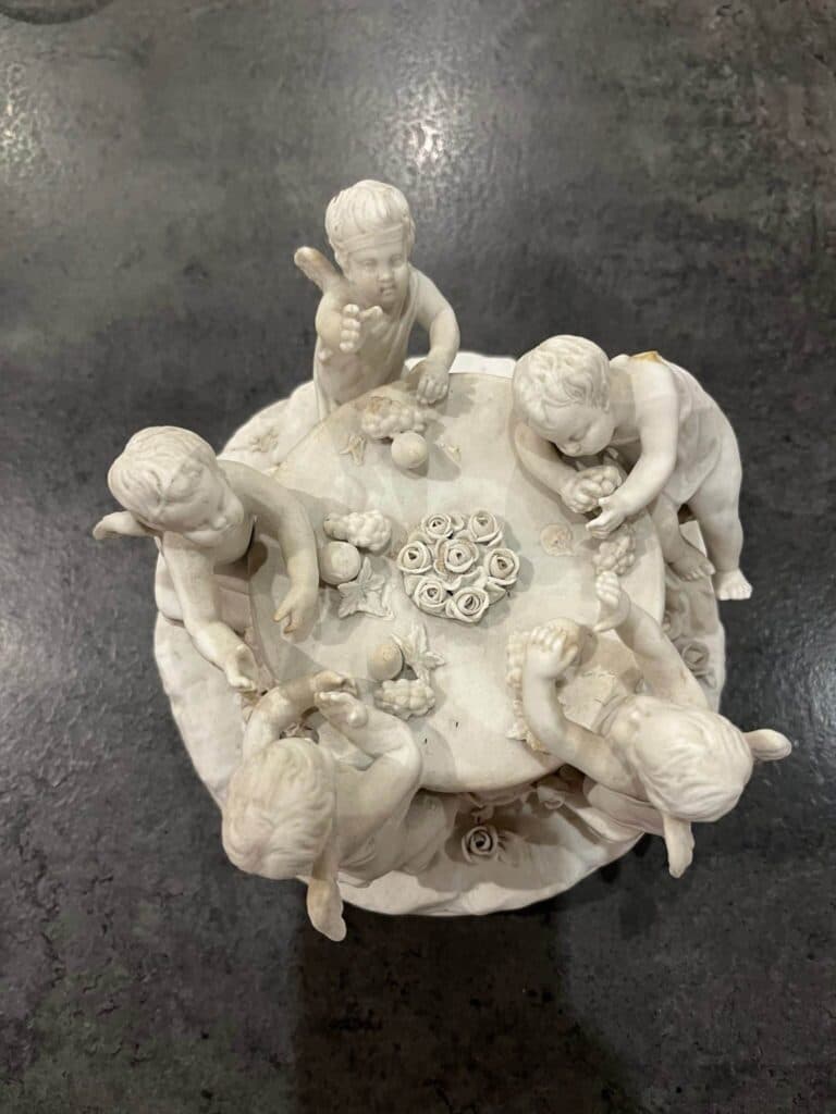 Rappresentazione artistica di angeli a tavola sotto forma di biscotto con alcune ali danneggiate