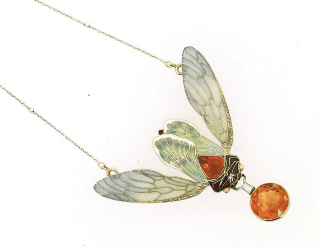 Comment stimare un gioiello Art Nouveau?
L’estimazione di un gioiello Art Nouveau richiede una conoscenza approfondita dello stile e dei materiali utilizzati. È fondamentale considerare diversi fattori, tra cui la qualità dei materiali, il design, la firma dell’artista e la provenienza.
In primo luogo, è importante analizzare i materiali utilizzati nel gioiello. L’Art Nouveau è noto per l’uso di pietre preziose e semi-preziose, come l’ametista, il topazio e l’opale. La qualità e la rarità di queste pietre possono influenzare significativamente la stima.
In secondo luogo, il design è un elemento cruciale. I gioielli Art Nouveau sono caratterizzati da linee fluide e motivi naturali, come fiori e insetti. Un design unico o innovativo può aumentare il valore del pezzo.
La firma dell’artista o del produttore è un altro aspetto da considerare. I gioielli firmati da noti artisti o maison possono raggiungere prezzi molto più elevati rispetto a pezzi anonimi.
Infine, la provenienza del gioiello può aggiungere valore. Un pezzo con una storia interessante o una provenienza prestigiosa può essere molto ricercato dai collezionisti.
Per una valutazione accurata, è consigliabile consultare un perito specializzato in gioielli Art Nouveau, che possa fornire una perizia dettagliata e una stima realistica del valore del pezzo. Comment stimare un gioiello Art Nouveau?
L’estimazione di un gioiello Art Nouveau richiede una conoscenza approfondita dello stile e dei materiali utilizzati. È fondamentale considerare diversi fattori, tra cui la qualità dei materiali, il design, la firma dell’artista e la provenienza.
In primo luogo, è importante analizzare i materiali utilizzati nel gioiello. L’Art Nouveau è noto per l’uso di pietre preziose e semi-preziose, come l’ametista, il topazio e l’opale. La qualità e la rarità di queste pietre possono influenzare significativamente la stima.
In secondo luogo, il design è un elemento cruciale. I gioielli Art Nouveau sono caratterizzati da linee fluide e motivi naturali, come fiori e insetti. Un design unico o innovativo può aumentare il valore del pezzo.
La firma dell’artista o del produttore è un altro aspetto da considerare. I gioielli firmati da noti artisti o maison possono raggiungere prezzi molto più elevati rispetto a pezzi anonimi.
Infine, la provenienza del gioiello può aggiungere valore. Un pezzo con una storia interessante o una provenienza prestigiosa può essere molto ricercato dai collezionisti.
Per una valutazione accurata, è consigliabile consultare un perito specializzato in gioielli Art Nouveau, che possa fornire una perizia dettagliata e una stima realistica del valore del pezzo.