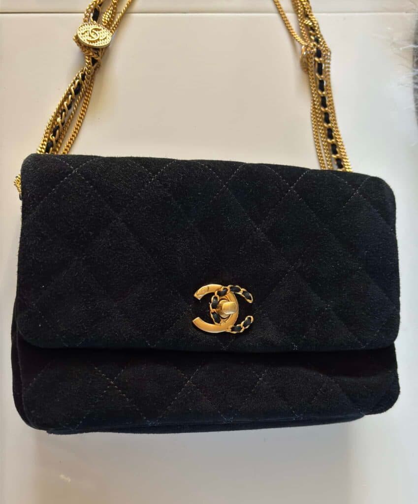 Stima Professionale del Valore di una Borsa Chanel nel Settore della Moda Vintage
