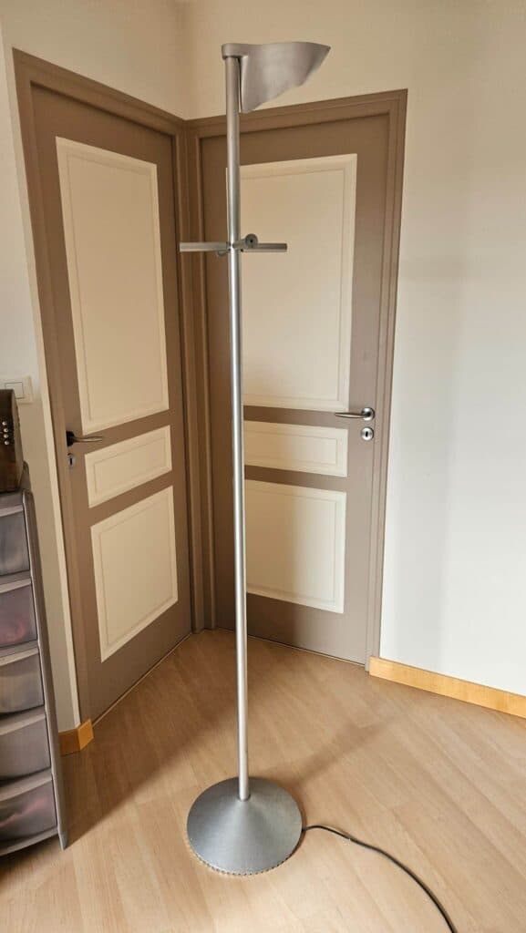 Stima del valore di un Lampadario Porta-Abiti Firmato da Philippe Stark, Modello Egon Groat datato 1985 con alcune imperfezioni