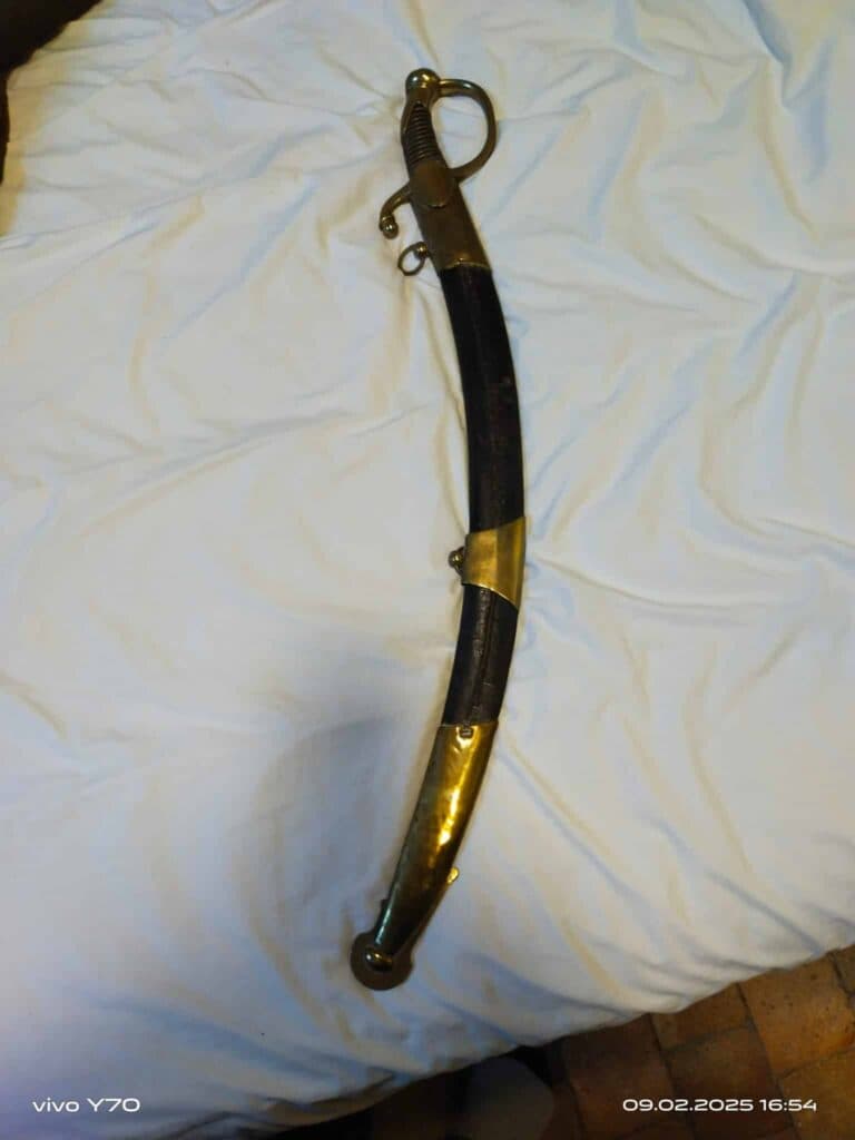 Stima del valore di una spada da marina antica appartenente alla guardia familiare
