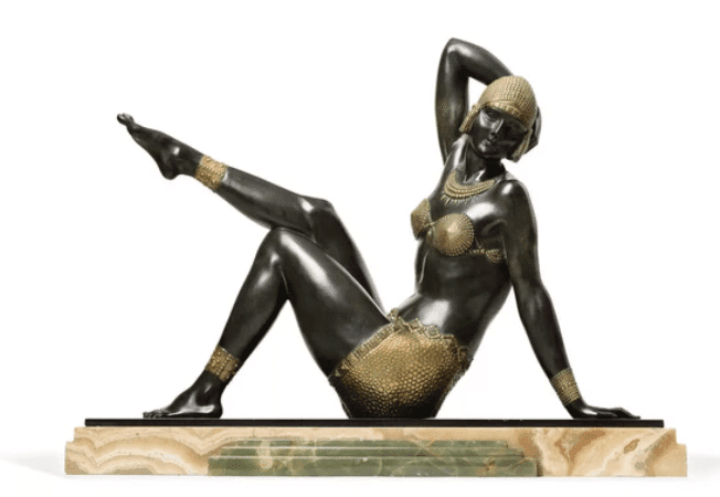 Pour estimer une sculpture Art Déco, il est essentiel de prendre en compte plusieurs facteurs clés.
Tout d’abord, il est important d’examiner la provenance de la sculpture. Une œuvre ayant appartenu à un collectionneur réputé ou ayant été exposée dans des galeries prestigieuses peut avoir une valeur plus élevée.
Ensuite, l’état de conservation de la sculpture joue un rôle crucial dans son évaluation. Les dommages, les réparations ou l’usure peuvent affecter la valeur de manière significative.
La signature de l’artiste est également un élément déterminant. Une œuvre signée par un artiste reconnu peut atteindre des prix d’adjudication beaucoup plus élevés.
Enfin, il est recommandé de consulter un perito spécialisé dans l’Art Déco pour obtenir une stima précise. Ce dernier pourra analyser la sculpture en profondeur et fournir des informations sur le marché actuel, les tendances et les cotes des œuvres similaires.
En résumé, pour estimer une sculpture Art Déco, il faut considérer la provenance, l’état de conservation, la signature de l’artiste et faire appel à un perito pour une évaluation experte. Pour estimer une sculpture Art Déco, il est essentiel de prendre en compte plusieurs facteurs clés.
Tout d’abord, il est important d’examiner la provenance de la sculpture. Une œuvre ayant appartenu à un collectionneur réputé ou ayant été exposée dans des galeries prestigieuses peut avoir une valeur plus élevée.
Ensuite, l’état de conservation de la sculpture joue un rôle crucial dans son évaluation. Les dommages, les réparations ou l’usure peuvent affecter la valeur de manière significative.
La signature de l’artiste est également un élément déterminant. Une œuvre signée par un artiste reconnu peut atteindre des prix d’adjudication beaucoup plus élevés.
Enfin, il est recommandé de consulter un perito spécialisé dans l’Art Déco pour obtenir une stima précise. Ce dernier pourra analyser la sculpture en profondeur et fournir des informations sur le marché actuel, les tendances et les cotes des œuvres similaires.
En résumé, pour estimer une sculpture Art Déco, il faut considérer la provenance, l’état de conservation, la signature de l’artiste et faire appel à un perito pour une évaluation experte.