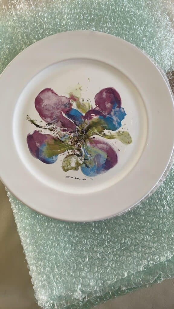Stima del valore di un insieme di dodici piatti d’orchidee firmati da Zao Wou-Ki, di cui otto identici e quattro con un bordo in ceramica sul retro.