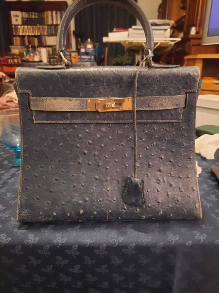 Stima di una borsa Kelly del marchio Hermes in pelle blu vintage