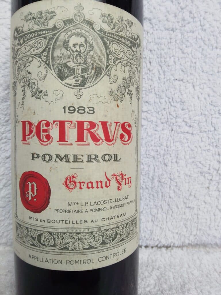 Stima del valore di una bottiglia di vino rosso Petrus del 1980, prodotta in Gironda, Francia, in eccellenti condizioni di conservazione
