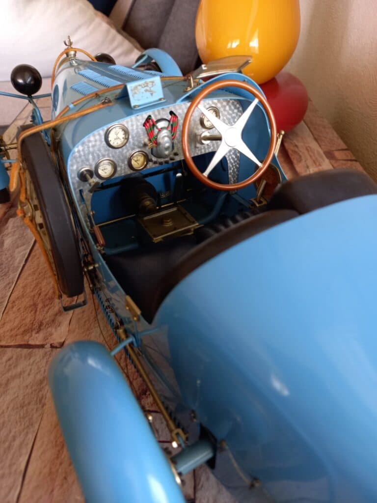 “Stima per il modello in scala della Bugatti d’epoca firmato da P. Fontenelle con finitura di vernice blu lucido”