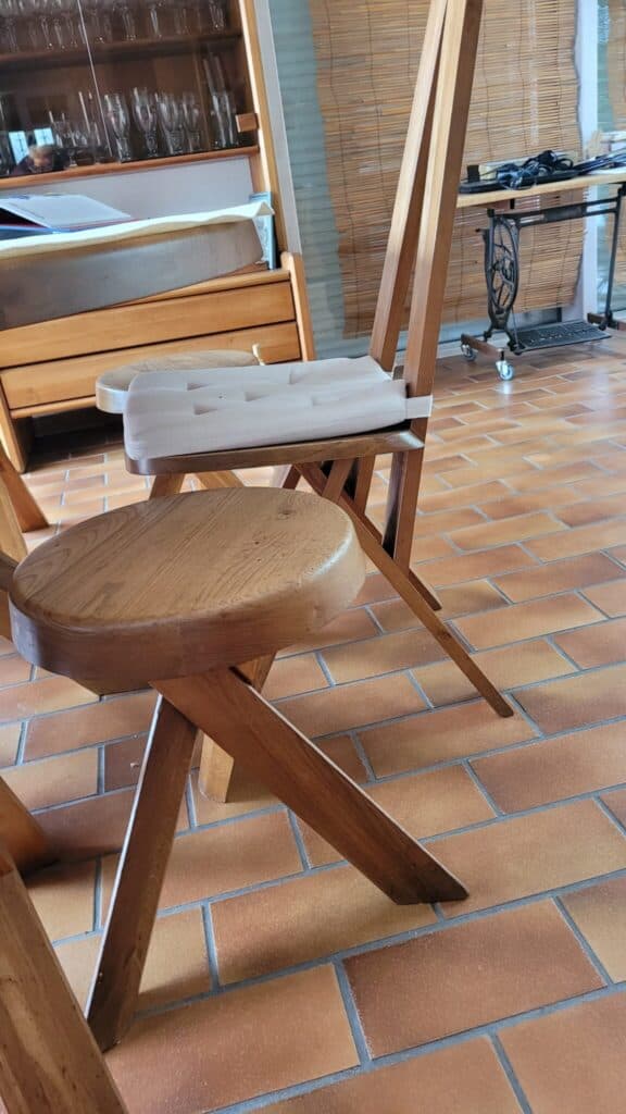 Stima di un lotto completo di mobili Chapo in legno massello in ottime condizioni