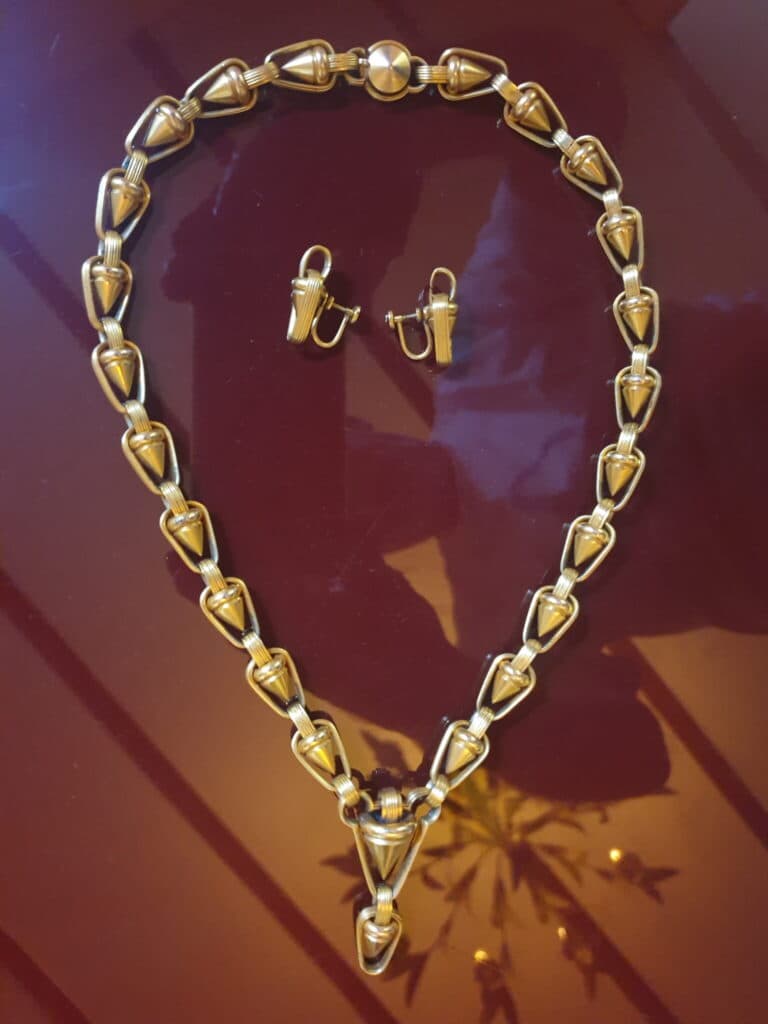 Insieme di gioielli vintage degli anni 1930 composto da una collana e orecchini in oro 18 carati del peso di 62 grammi, con una lunghezza di 48 cm aperta, in condizioni quasi nuove.
