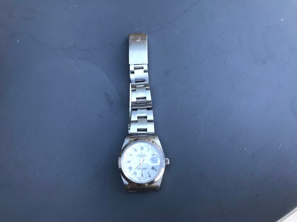 Stima del valore di un orologio Rolex Oyster Perpetual Date in acciaio inossidabile con segni di usura visibili