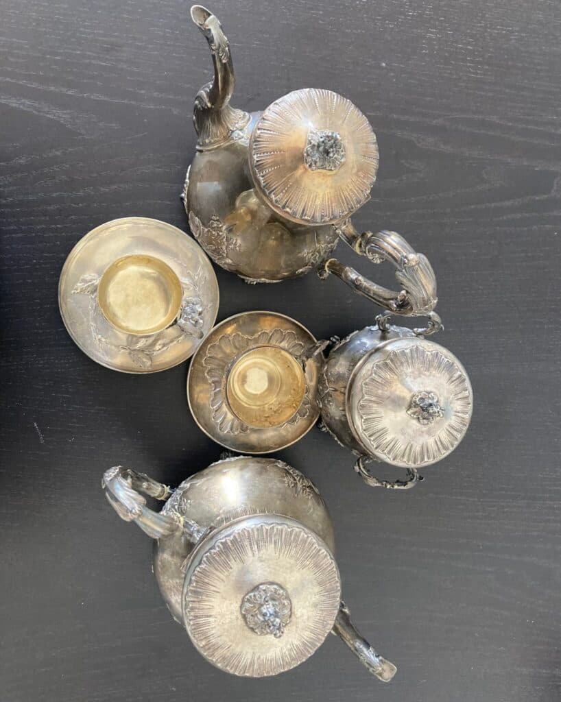 Insieme antico per il tè, realizzato in argento massiccio e contrassegnato dai punzoni distintivi di vari orafi rinomati