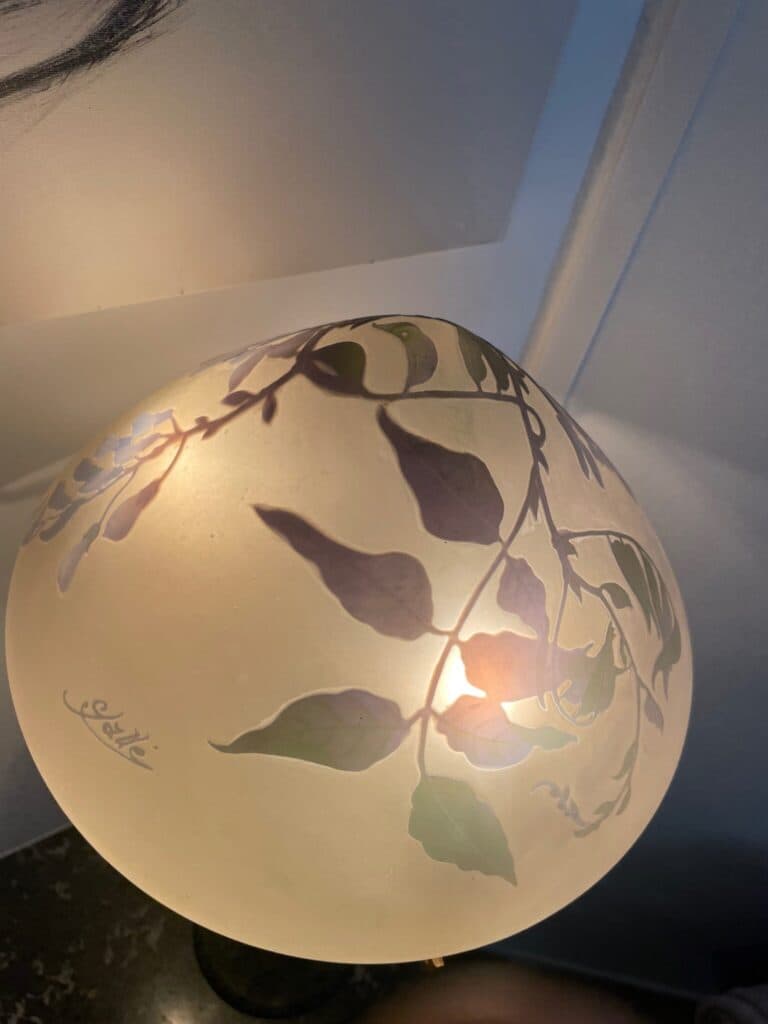 “Lampada Art Nouveau Galle in vetro inciso con motivi dettagliati di fogliame”