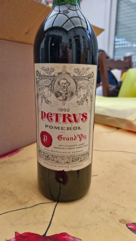 Stima di valore per una bottiglia di vino rosso Petrus Pomerol 1992 Grand Vin in ottime condizioni e ben conservata