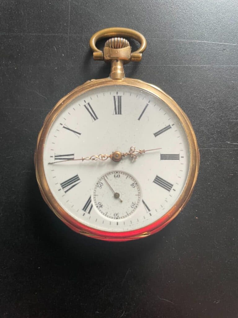 Titolo: Antica orologio da tasca dorato con motivi floreali incisi, in buone condizioni, firmato Paul Garnier con astuccio originale