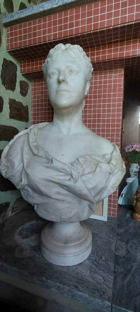 “Stima di una Scultura di Busto in Marmo Bianco risalente al 1880 di Jules Franceschi”