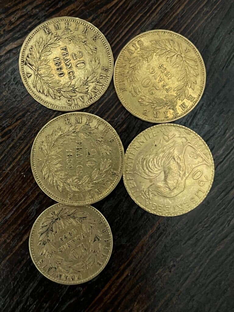 Collezione preziosa di monete e medaglie francesi in oro del XIX secolo con iscrizioni storiche