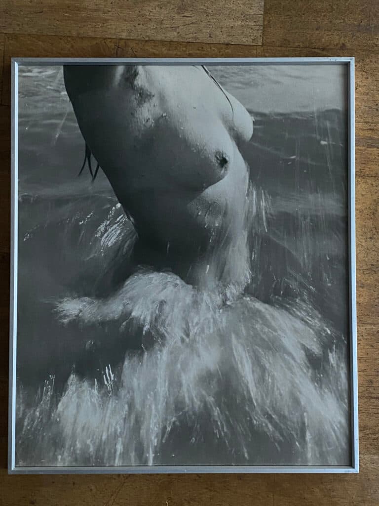 Fotografia rara proveniente dalla serie rinomata ‘Nu de la Mer’ di Lucien Clergue, riferimento 320, Arles 1958 – Stampa fotografica in bianco e nero limitata a 20 esemplari Fotografia rara proveniente dalla serie rinomata ‘Nu de la Mer’ di Lucien Clergue, riferimento 320, Arles 1958 – Stampa fotografica in bianco e nero limitata a 20 esemplari