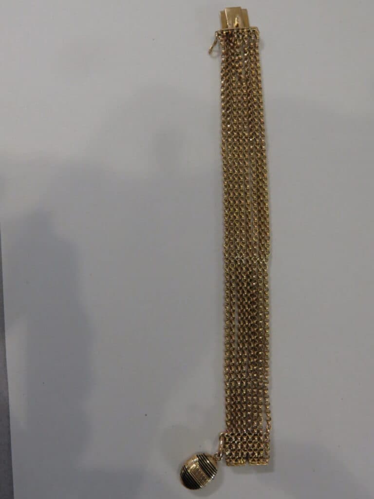 Stima del valore di un bracciale in oro giallo 18 carati composto da otto catene
