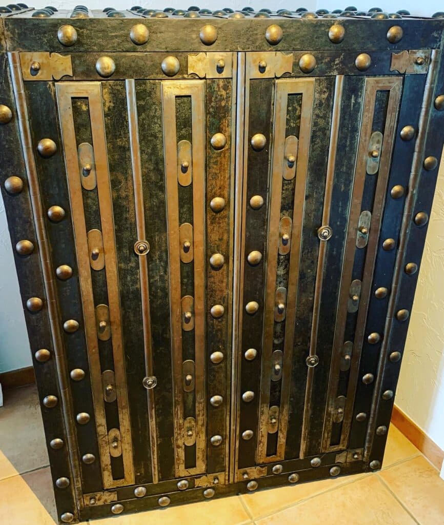 Stima del valore di una cassaforte chiodata a segreto in legno e metallo del XIX secolo in stato di funzionamento
