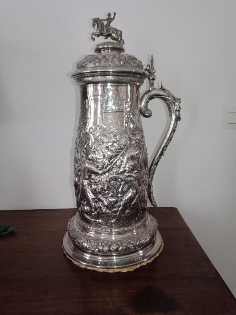 Stima del valore di una grande coppa in argento massiccio e vermeil di provenienza inglese, eredità familiare risalente al 1952