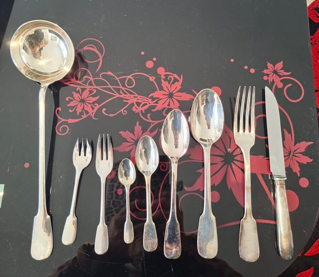 “Set di 74 pezzi di argenteria Cardeilhac in argento massiccio con mestolo, mancano solo 2 cucchiaini e 3 forchette da pesce, conservato nella sua scatola originale a due piani”