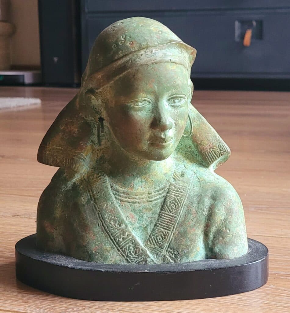 Stima del valore di un busto di donna Hmong in bronzo su base di legno proveniente dal Vietnam