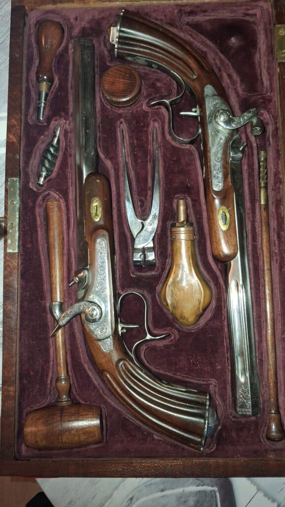 Stima del valore di un cofanetto risalente al 1893 per determinare se si tratta di un oggetto decorativo o di un’arma antica.