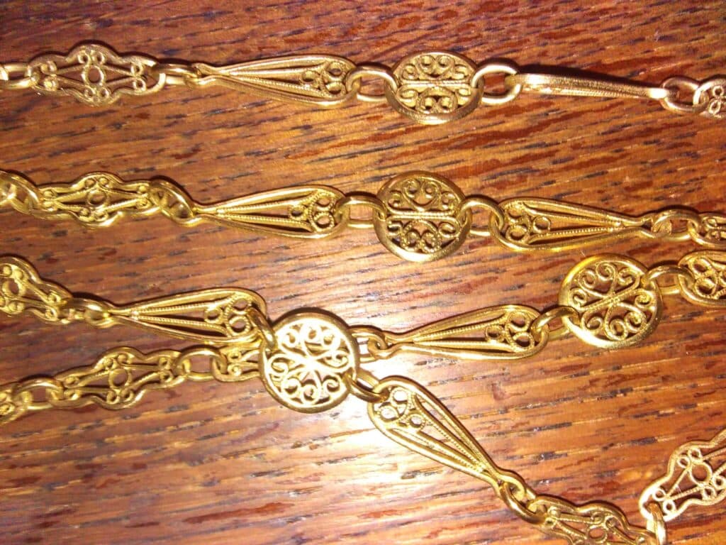 Stima di un sontuoso sautoir antico in filigrana d’oro giallo 18k di grande lunghezza