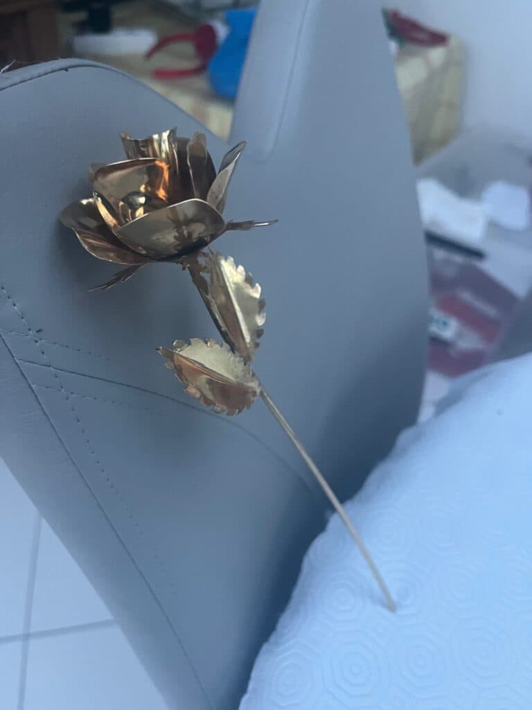 Stima del valore di un anello decorativo a forma di rosa, realizzato in oro 750 millesimi e dal peso di 62 grammi.