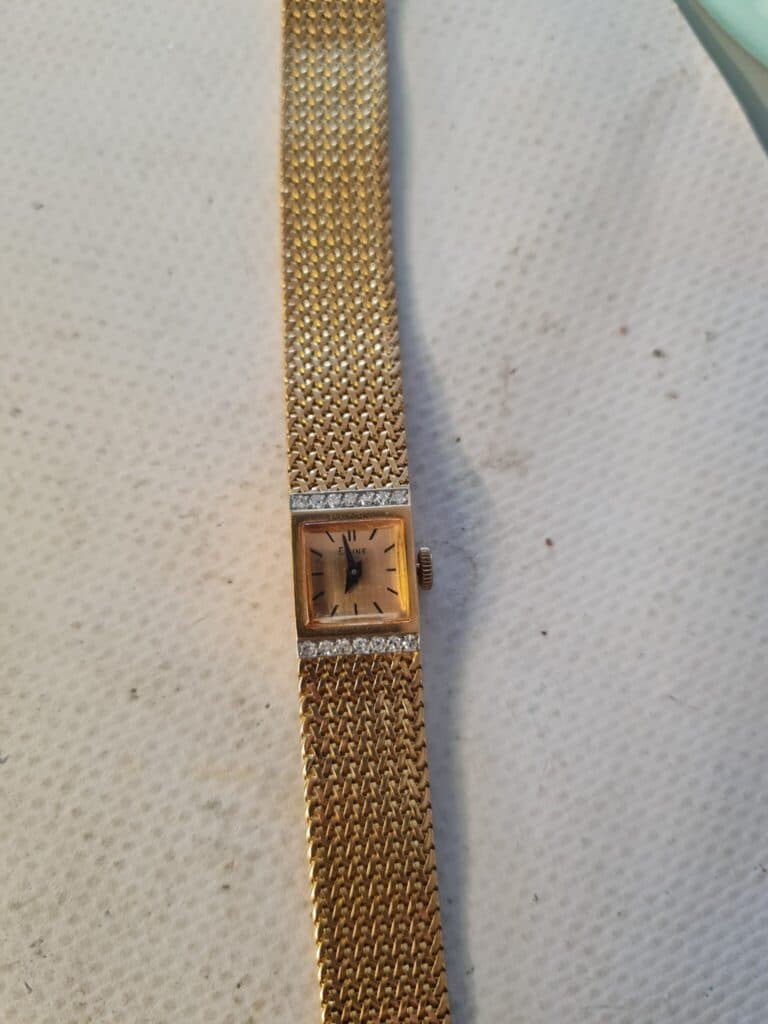 Orologio da donna in oro giallo incastonato di diamanti, con meccanismo manuale del peso di 32g