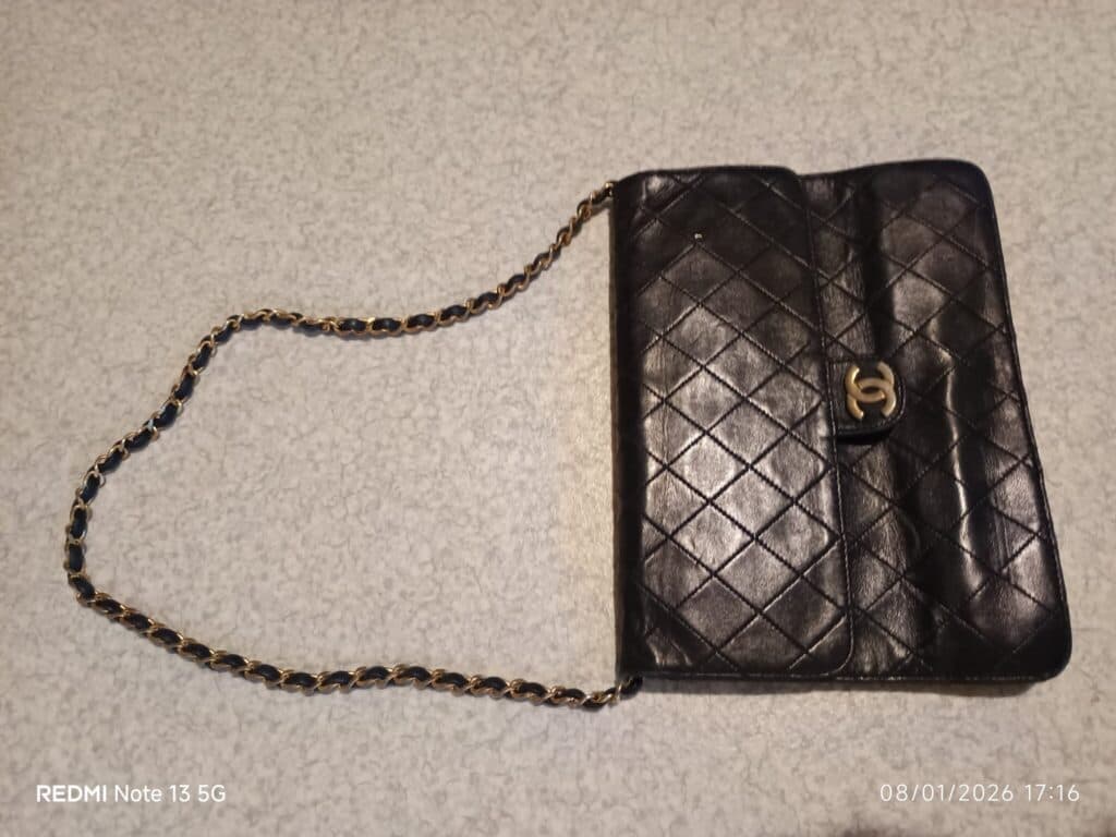 Stima di una Borsa Chanel Vintage in Buone Condizioni con Tracolla