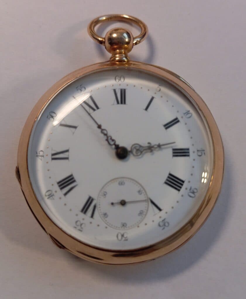 Stima di valore per un orologio da tasca antico in buone condizioni con graffi minori e iscrizioni interne specifiche