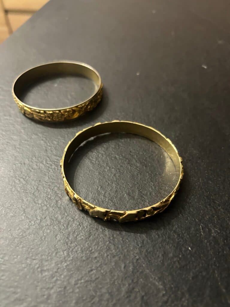 Stima del valore di due bracciali d’oro antichi e dettagliati, del peso di 40 grammi ciascuno e dotati di punzoni distintivi.