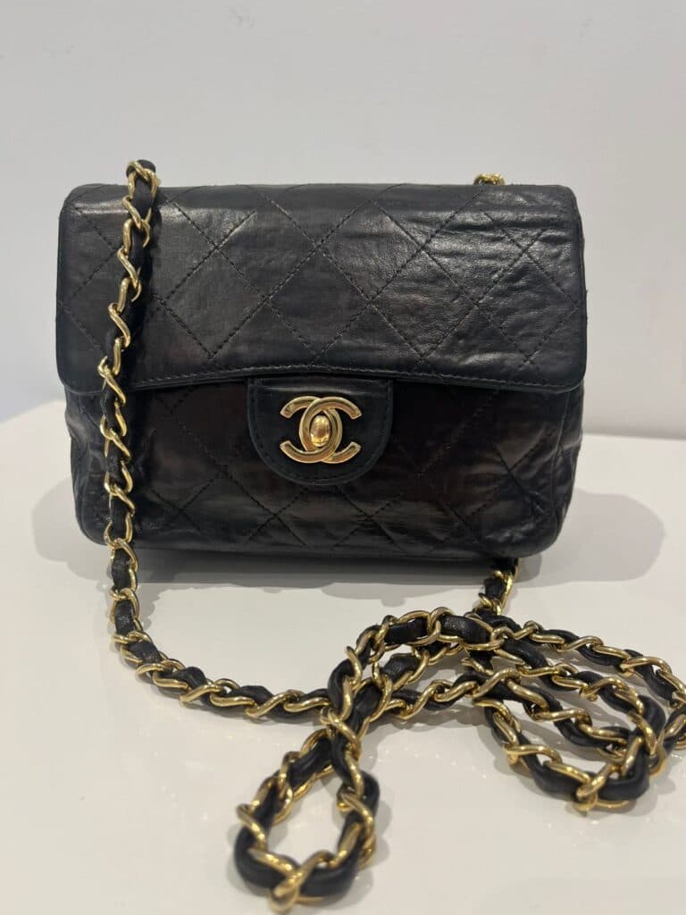 Stima di Prezzo per una Borsa Chanel Classica, Mini Tracolla in Pelle Nera, Anni 2000-2002, in Stato Medio